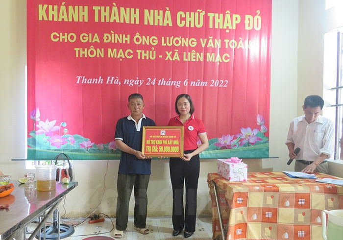 Thanh Hà trao tiền hỗ trợ xây nhà cho hộ nghèo